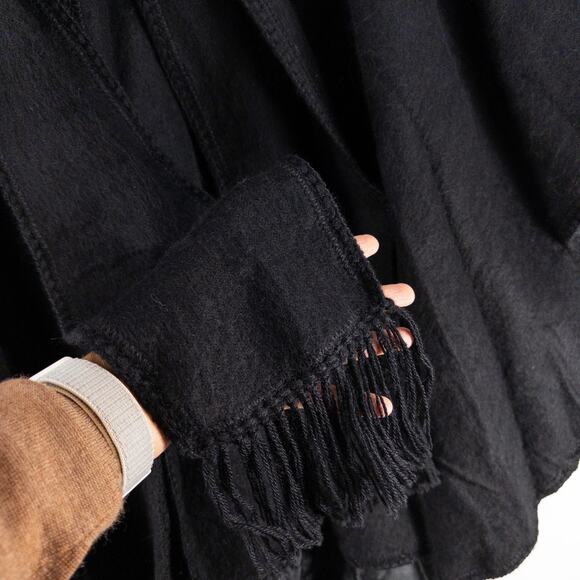 Simply Natural 100% Alpaca One Size Peru Black Shawl Wrap Poncho Buttons Scarf - Picture 4 of 9